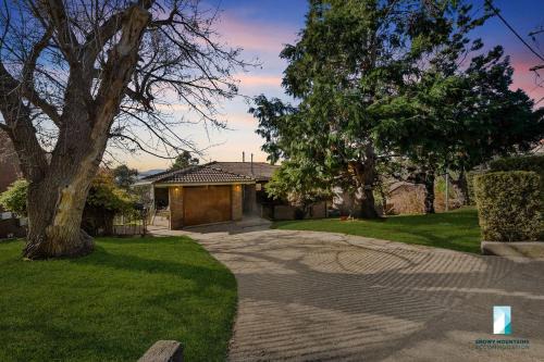 Jindabyne House | 18 Kurrajong St - 3BR l Pet Friendly l Central Location l Air-Con