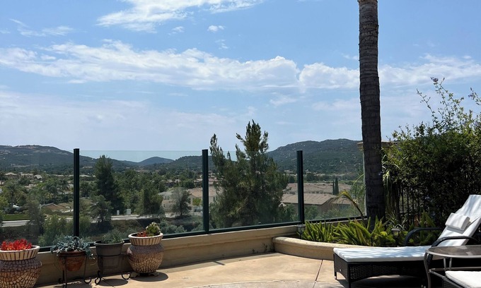 Temecula House | 180-degree mountain views from heated spa to overlook the exquisite golf course.