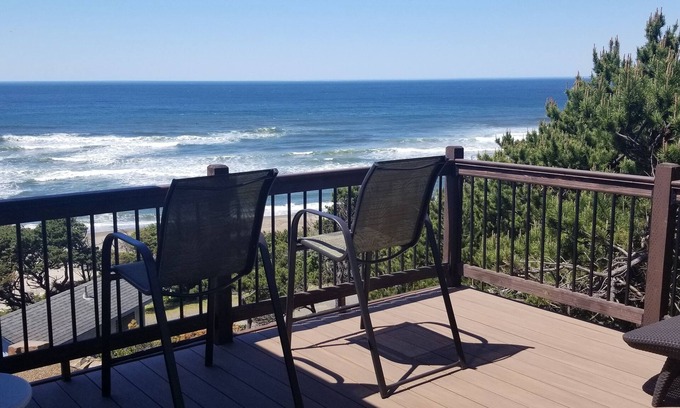 Lincoln Beach House | 180 degree ocean beach view. Depoe Bay Lincoln beach area.nquick walk to beach n