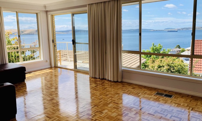 Sandy Bay House | 180° Aurora Seafront Horizon
