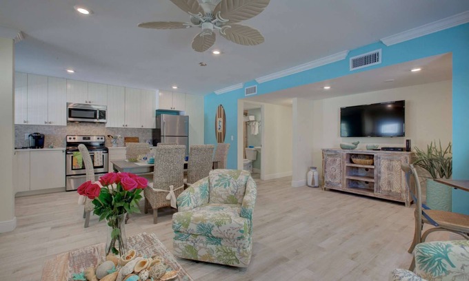 Siesta Key Village Condo | $185 Free Activities Daily, LuLu's Leatherback Near Beach/Village, Heated Pool, Beach Gear Included