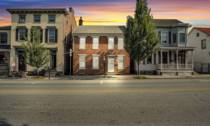 Gettysburg House | 1850s Gettysburg Home - 2 Blocks from Square - Sleeps 10 - Under NEW mgmt!