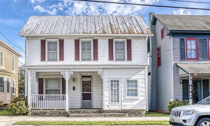 Historic District House | 1880's Historic Beach House. Easy Walk to the Beach, Shopping & Restaurants