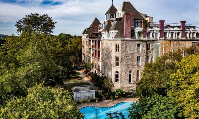 Eureka Springs Historic District Hotel | 1886 Crescent Hotel and Spa
