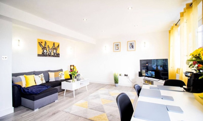 Swindon Apartment | 18CB Apartment 2 Bedroom Sleeps 4 Long Stay Disc