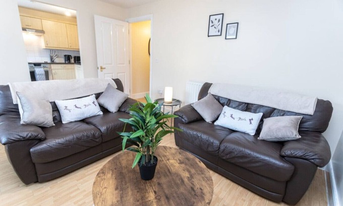 Swindon Apartment | 18FC Apartment 2 Bedroom Sleeps 4 Long Stay Disc
