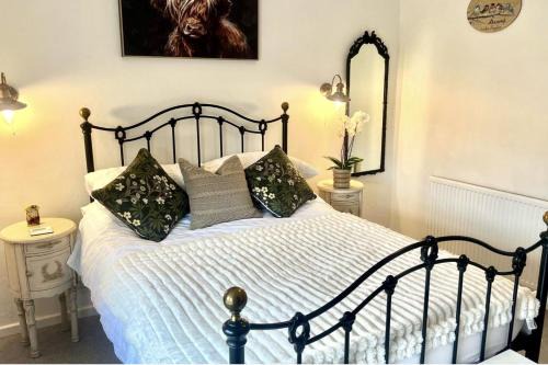 Snitterfield House | 18th Century Cottage with Stunning Farmland Views