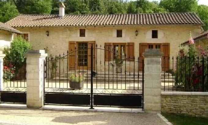 Chateau-l'Eveque House | 18th century farmhouse, renovated, quiet, well equipped with garage and parking.