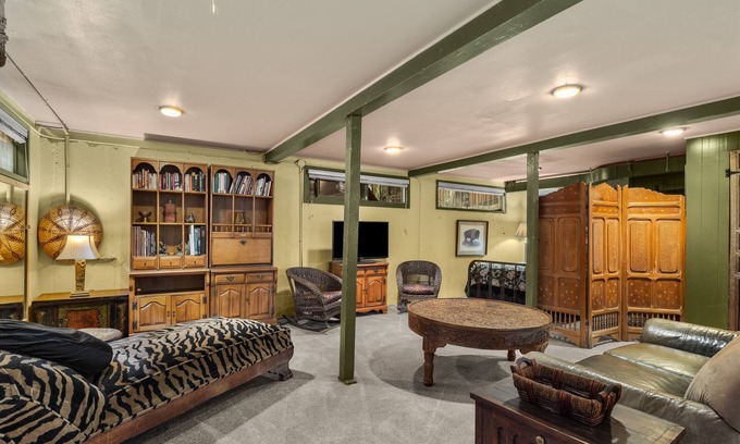 Ardenwald Apartment | 1920s Parsonage Retreat - Gardens & Creative Charm