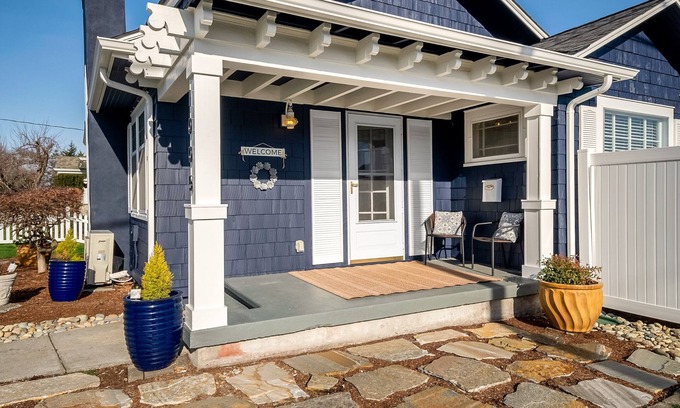 Enumclaw House | 1923 Renovation with Mountain Views