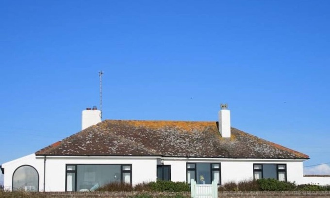 Ty Croes House | 1930's bungalow nr Rhosneigr, opposite beach, large garden and amazing views.