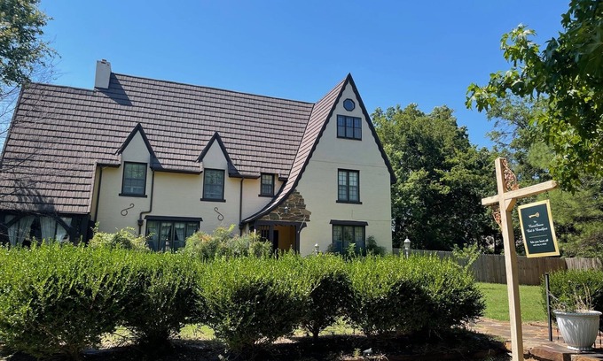 Muskogee Bed & Breakfast | 1935 Muskogee English Tudor Home - 1st Floor Peacock Room - Handicap Accessible