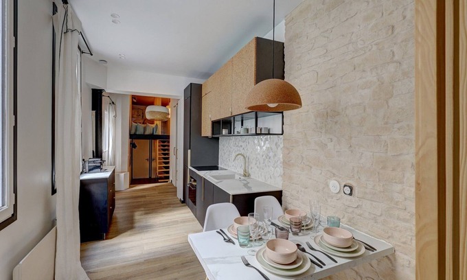 Quartier du Faubourg-Montmartre Apartment | 194 Suite Parisian house