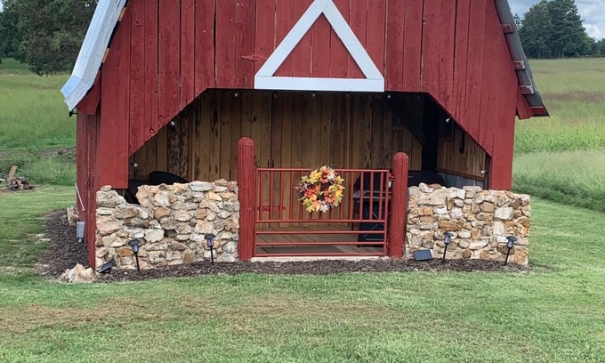 Calico Rock House | 1940's vintage barn restored, charming countryside