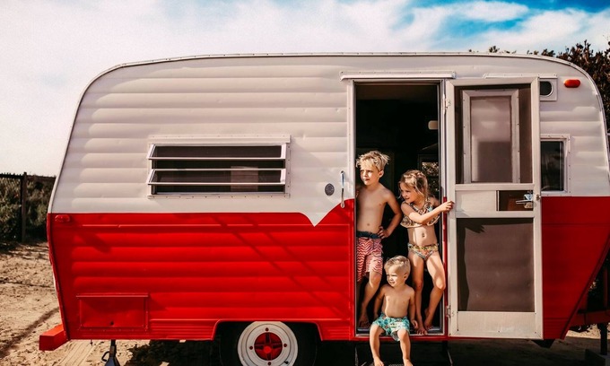Vista House | 1971 Kayot Vintage Canned Ham Trailer-Ruby Red