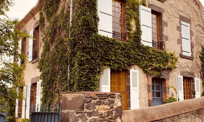 Rentieres House | 19th century school overlooking the valley