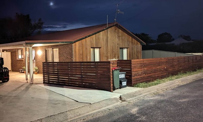 Armidale Apartment | 1Bed Creekland Cottage by Twodogfolly