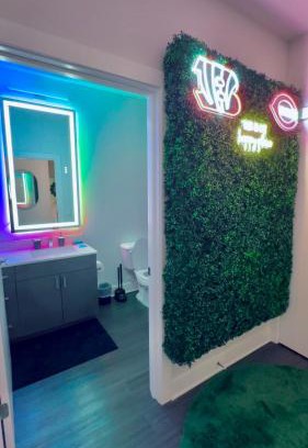 Central Business District Apartment | 1BR, 1 Bath Apmt with Pool and Riverfront View Only Steps from The Banks & Stadiums !