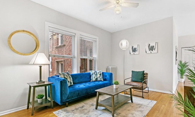 Rogers Park Apartment | 1BR Apartment in Rogers Park with King Bed - Lunt 2E