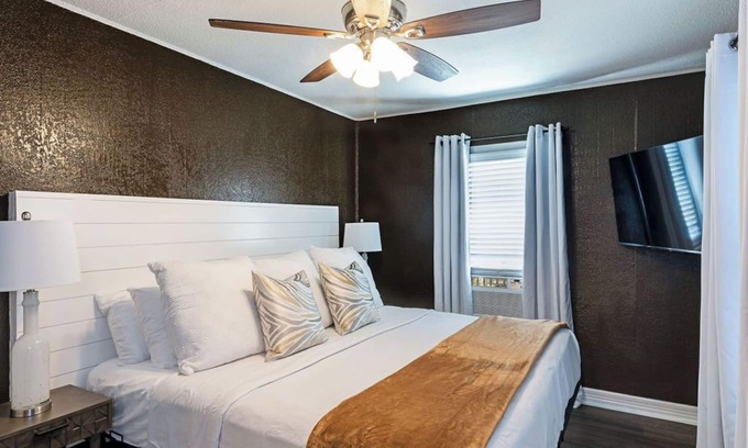 Neartown Apartment | 1BR The Pawns Suite! Montrose Finds & Brews