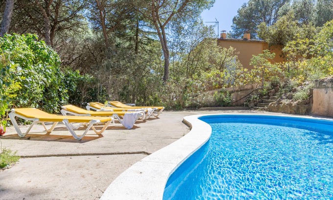Llafranc Apartment | 1CAR 02 Simple apartment with communal pool near the beach in Llafranc