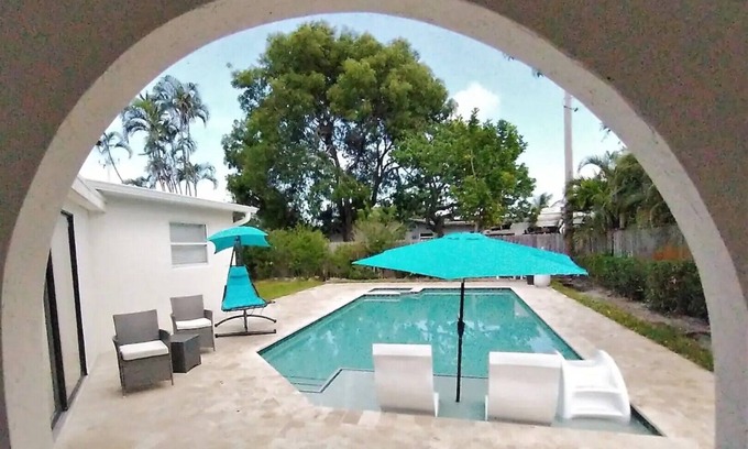 Boca Raton House | 1mi to Beach 2 Suite 4bd/3bth Home with Pool &Spa