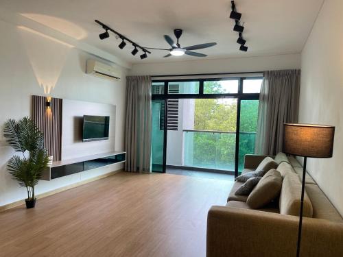 Bukit Indah Apartment | 1min to BukitIndah AEON Skyloft 3BR Muji PoolView