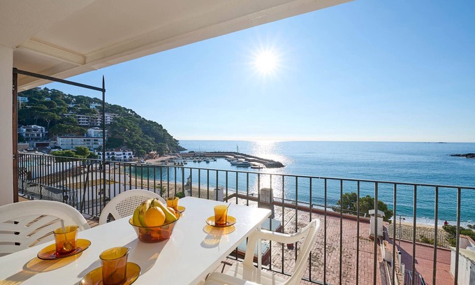 Llafranc Apartment | 1PRU 01 -Basic apartment in the center of Llafranc on the second line of the sea with beautiful views of the beach