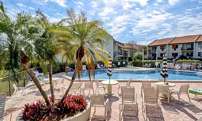 Tierra Verde Condo | 1st-floor condo with bayfront views, pool, hot tub, gym, grills, & balcony