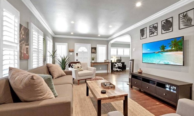 Alamitos Beach Condo | 1st floor・walk to beach, downtown・2-car garage・patio