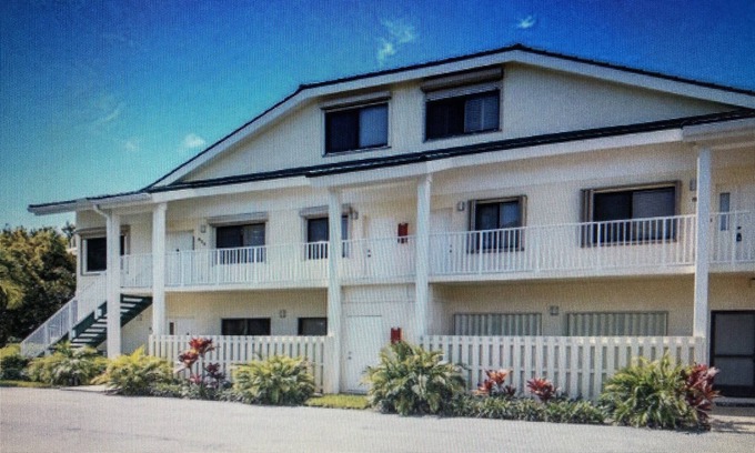 Bella Vista Condo | 2/2 Condo 1-st floor,Carlin Park, 7-8 min walk distance to beach/ Atlantic Ocean