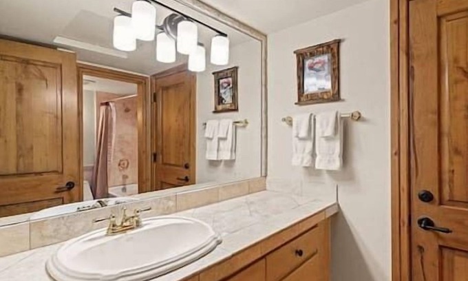 Aspen Apartment | 2/2 Condo, Aspen Core, Pool, Hot Tub, Ski/In!