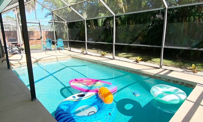 South Venice House | 2-3 bedroom pool home just 5 minutes to Beach. Bicycles & beach gear included!