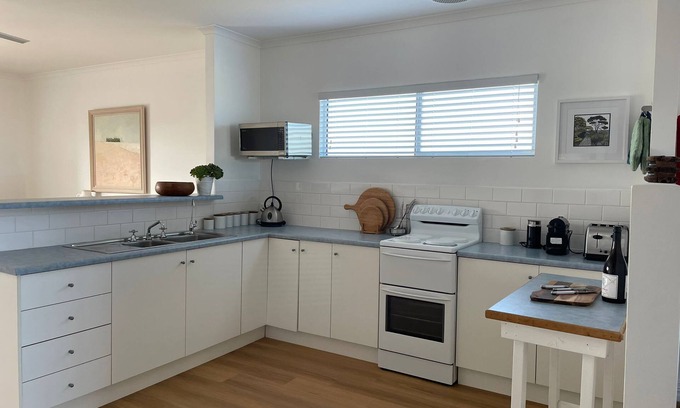 Middleton House | 2/50 Hargreaves Rd - Ocean Views