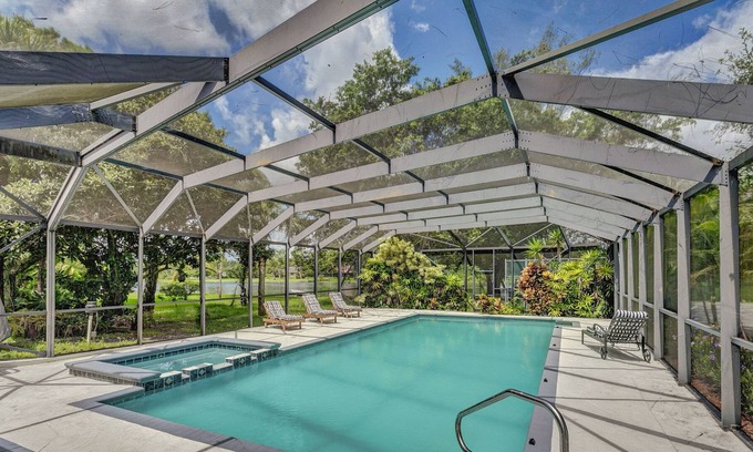 West Palm Beach House | 2 Acre Westwood Mansion with Pool, Lake, Jacuzzi, T-court & dock in Wellington