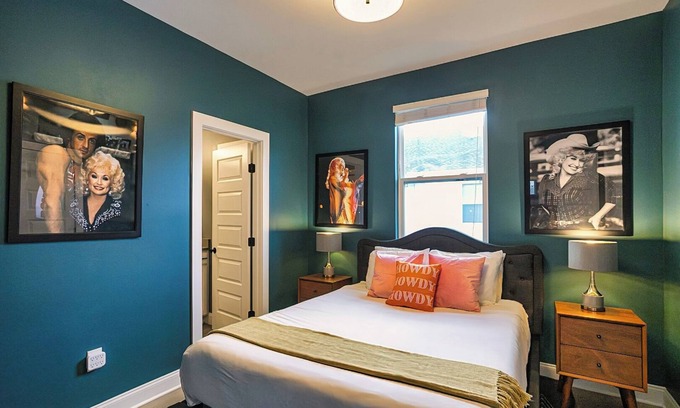 North Nashville House | 2 BACH PADS 🏨 SIDE BY SIDE | 🎱POOL TABLE | 🛌 SLEEPS 20 |🏙 NEAR DOWNTOWN