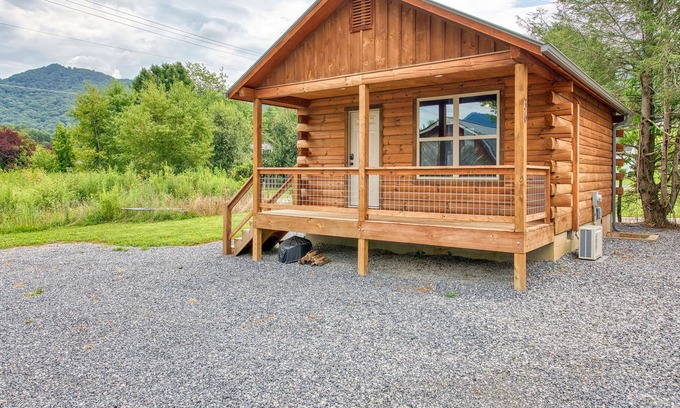 Waynesville Cabin | 2 BD 1 BA Efficiency Cabin Views Easy Paved Access, Cable, WIFI Close to Town