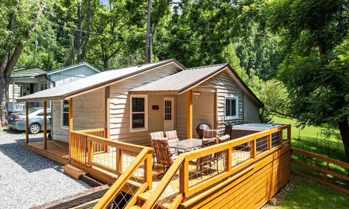 Maggie Valley Cottage | 2 BD 1 Bath Cottage Pet OK Fenced Yard, Single Level, Easy Access, Hot Tub