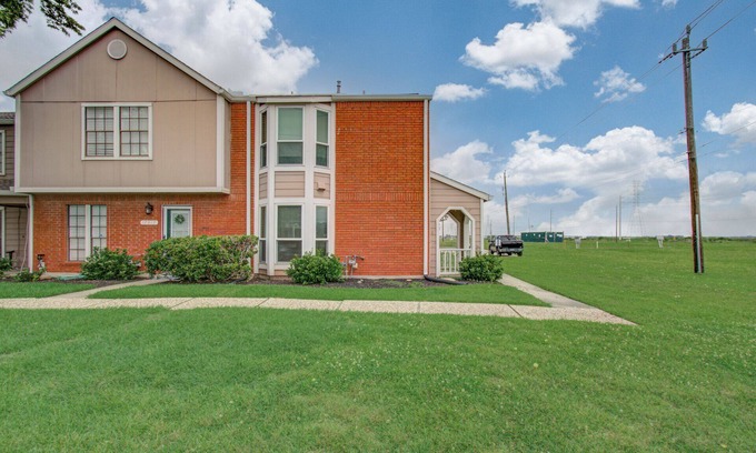 Nassau Bay House | 2 Bd/2.5 Ba Townhome near NASA!