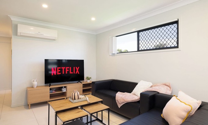 Rocklea Apartment | 2 Bdr Apt! Spotless! Garage Parking! 120D2