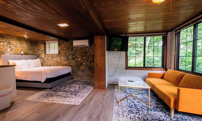 Hendersonville House | 2 BDR Cottage + Studio | 15 Min to Town | Free Tix