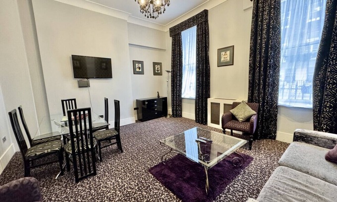 City of Westminster Condo | 2 Bed/2 Bath Large Flat, Ground Floor, Sky TV, AC