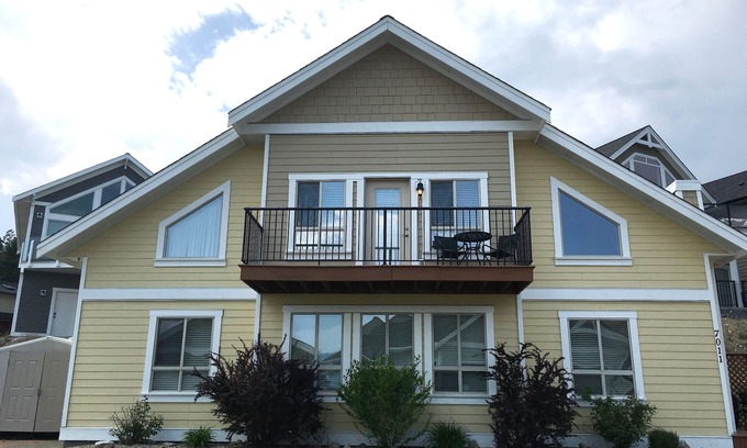 Central Okanagan House | 2 Bed and Loft Pet Friendly Ridge Cottage at LaCasa!
