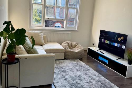 London City Centre Apartment | 2-Bed Apartment - Sleeps 4 Pets Ok & Balcony