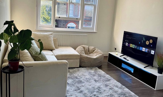 Canonbury Apartment | 2-Bed Apartment - Sleeps 4, Pets Ok & Balcony