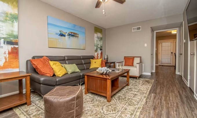 Briarwood Apartment | 2 Bed Apt-3 mins CHI St.Vincent-Outside Patio-Convenient Parking