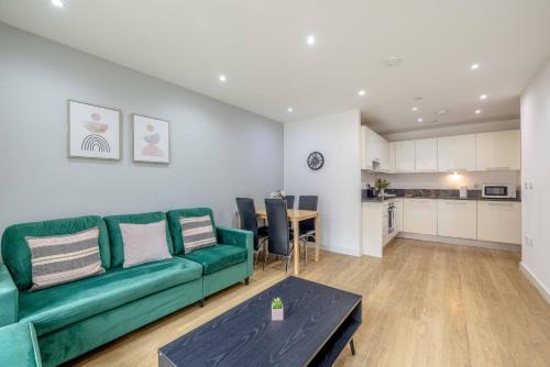 Slough Apartment | 2 BED AT SLOUGH STATION & PARKING - LONDON IN 20 MINS
