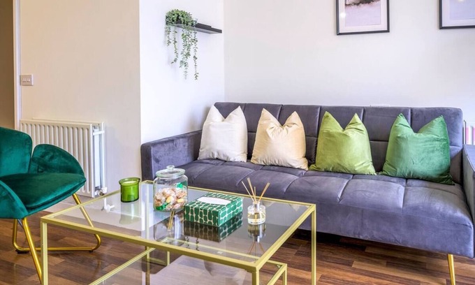 Custom House Apartment | 2 Bed close to ExCeL London and Elizabeth Line with Wi-Fi