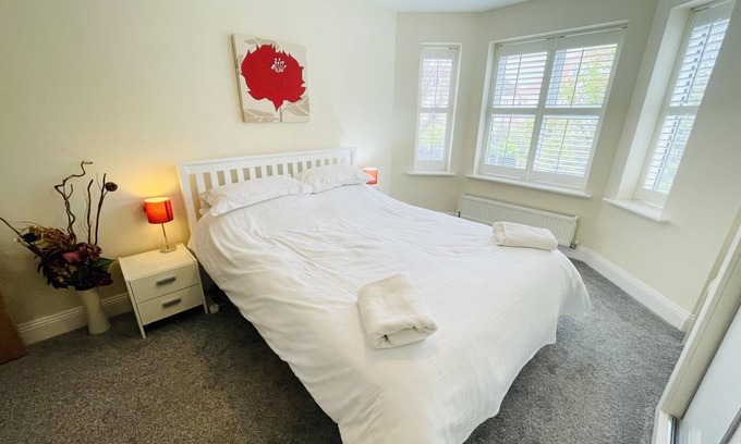 Southbourne Apartment | 2-Bed Coastal Retreat - Sleeps 4 & Parking