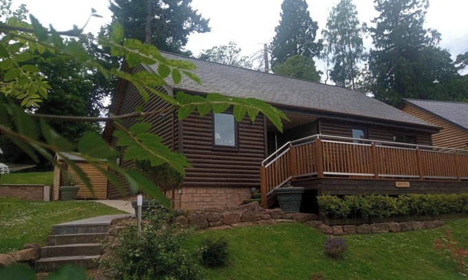 Murthly Cabin | 2 Bed Cottage Sleeps 4 -Private Garden -Pets Okay